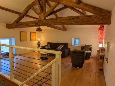 Coin salon dans l'établissement Gîte authentique avec cheminée, terrasse et WiFi en Charente - FR-1-653-119