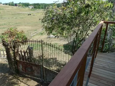 Balcon ou terrasse dans l'établissement Gîte authentique avec cheminée, terrasse et WiFi en Charente - FR-1-653-119