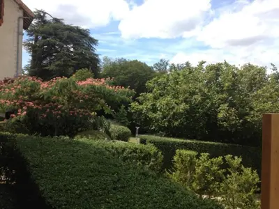 Jardin de l'établissement Gîte authentique avec cheminée, terrasse et WiFi en Charente - FR-1-653-119