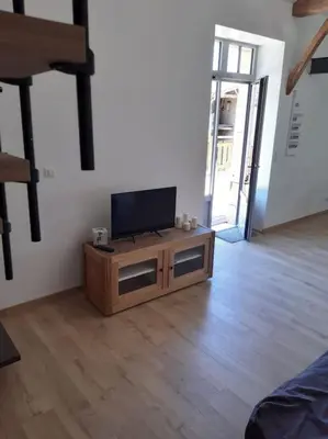 Télévision ou salle de divertissement dans l'établissement Gite de charme individuel à la campagne