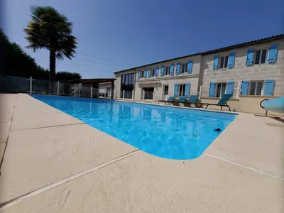Piscine de l'établissement Appart' Nature L'ESCALE - Saintes - Calme, Piscine, Parking, Terrasse ou située à proximité