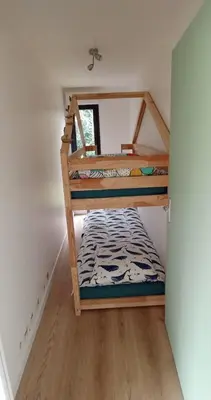 Un ou plusieurs lits dans un hébergement de l'établissement L'endroit : Studio de jardin adapté PMR 40m2