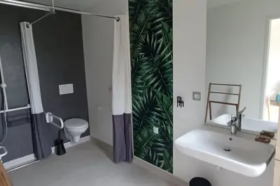 Salle de bains dans l'établissement L'endroit : Studio de jardin adapté PMR 40m2