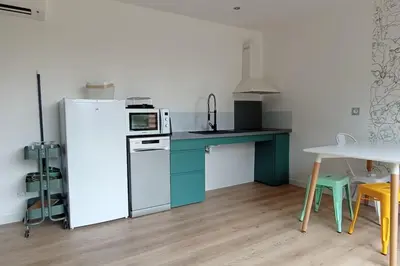 Cuisine ou kitchenette dans l'établissement L'endroit : Studio de jardin adapté PMR 40m2