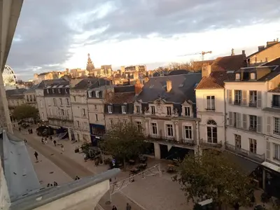 Vue générale sur Poitiers ou vue de la ville depuis l'appartement