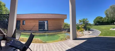 Piscine de l'établissement Adorable Studio d'hôte zen et paisible ou située à proximité