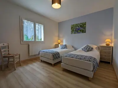Un ou plusieurs lits dans un hébergement de l'établissement Maison de plain-pied avec wifi et animaux acceptés, jardin et terrasse privés - FR-1-653-227