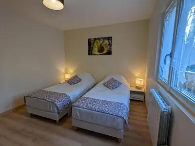 Un ou plusieurs lits dans un hébergement de l'établissement Maison de plain-pied avec wifi et animaux acceptés, jardin et terrasse privés - FR-1-653-227