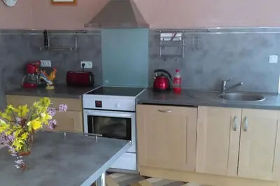 Cuisine ou kitchenette dans l'établissement Calme et sérénité au gîte des hortensias