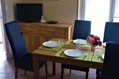 Télévision ou salle de divertissement dans l'établissement Calme et sérénité au gîte des hortensias
