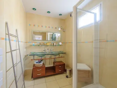 Salle de bains dans l'établissement Duplex 4 pièces, balcon, 6 pers, Châtelaillon-Plage, Wi-Fi - FR-1-258-204