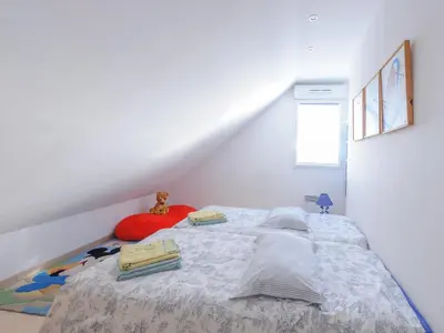 Un ou plusieurs lits dans un hébergement de l'établissement Duplex 4 pièces, balcon, 6 pers, Châtelaillon-Plage, Wi-Fi - FR-1-258-204