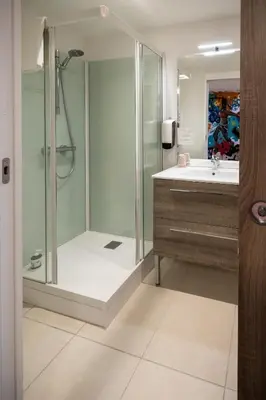 Salle de bains dans l'établissement L'Auberge des Artistes
