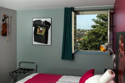 Un ou plusieurs lits dans un hébergement de l'établissement L'Auberge des Artistes