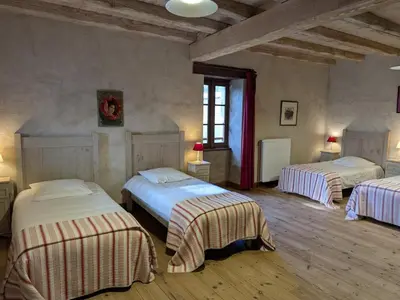Un ou plusieurs lits dans un hébergement de l'établissement Ancien Moulin Rénové avec Piscine et Jardin, Idéal Familles, Vignobles du Cognac - FR-1-653-88