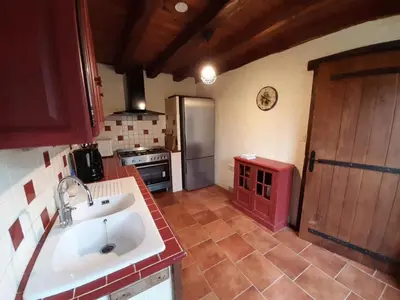 Cuisine ou kitchenette dans l'établissement Ancien Moulin Rénové avec Piscine et Jardin, Idéal Familles, Vignobles du Cognac - FR-1-653-88