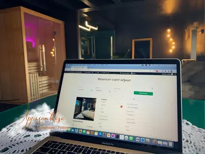 Télévision ou salle de divertissement dans l'établissement Apparenthèse Love Room Jacuzzi Sauna