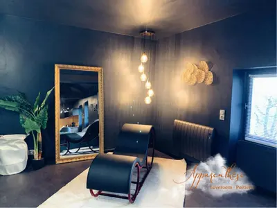 Coin salon dans l'établissement Apparenthèse Love Room Jacuzzi Sauna