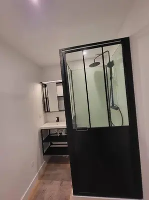 Salle de bains dans l'établissement L'annexe de la verrerie