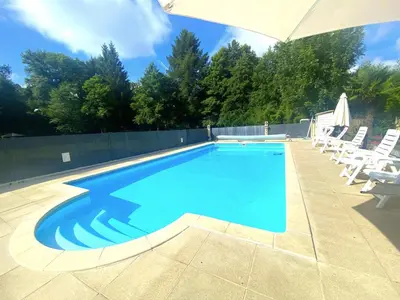 Piscine de l'établissement Camping Moulin du Pommier ou située à proximité