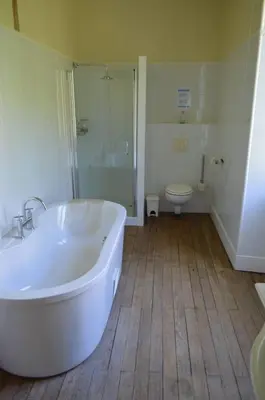 Salle de bains dans l'établissement La brasserie chambre d'hotes de Delphine
