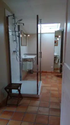Salle de bains dans l'établissement Le Gîte de l'aubray, gîte avec piscine