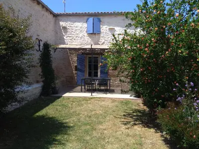 Jardin de l'établissement Le Gîte de l'aubray, gîte avec piscine
