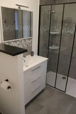 Salle de bains dans l'établissement Logement idéal curistes