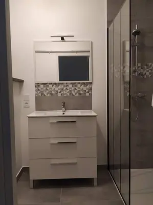 Salle de bains dans l'établissement Logement idéal curistes