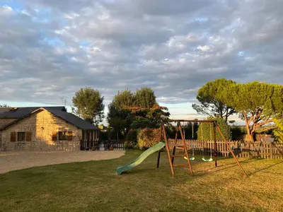 Aire de jeux pour enfants de l'établissement 3 self-contained gites with pool and games room