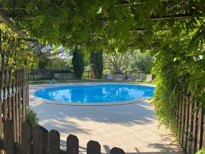 Piscine de l'établissement 3 self-contained gites with pool and games room ou située à proximité