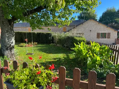 Jardin de l'établissement 3 self-contained gites with pool and games room