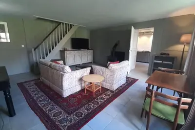 Télévision ou salle de divertissement dans l'établissement Beautiful, luxurious and ideally situated cottage