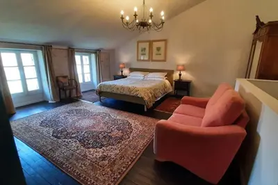 Un ou plusieurs lits dans un hébergement de l'établissement Beautiful, luxurious and ideally situated cottage