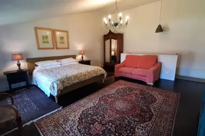 Un ou plusieurs lits dans un hébergement de l'établissement Beautiful, luxurious and ideally situated cottage