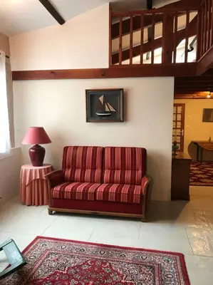 Coin salon dans l'établissement Grand gîte au calme avec piscine