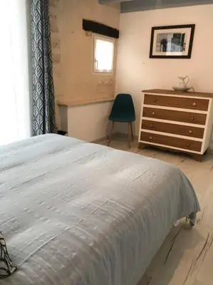 Un ou plusieurs lits dans un hébergement de l'établissement Grand gîte au calme avec piscine