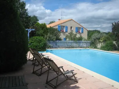 Piscine de l'établissement Les pierres blanches ou située à proximité
