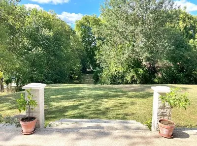 Jardin de l'établissement Stunning bedroom overlooking the Charente
