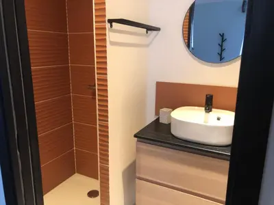 Salle de bains dans l'établissement Gites De la Cour au Grenier