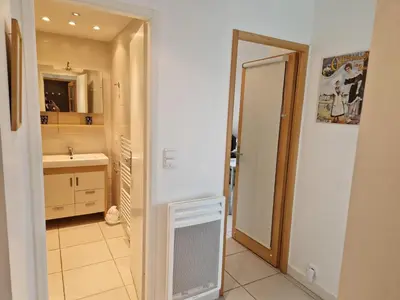 Salle de bains dans l'établissement Bel appartement T2 avec balcon, WIFI et parking près de la plage - FR-1-706-2