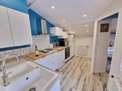 Cuisine ou kitchenette dans l'établissement Maison paisible près de la plage, 5 pers, jardin, animaux bienvenus - FR-1-706-7