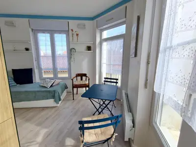 Télévision ou salle de divertissement dans l'établissement Studio Confort pour 4 pers. proche Plage/Commerces - Châtelaillon-Plage - FR-1-706-1