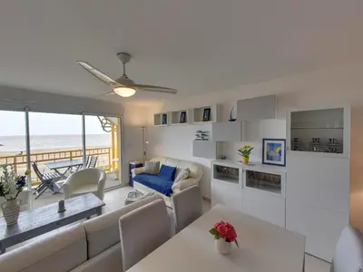 Coin salon dans l'établissement Charmant 3 pièces avec parking et balcon à 900m du centre - Châtelaillon-Plage - FR-1-706-3