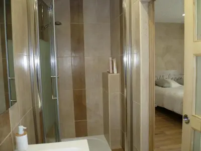 Salle de bains dans l'établissement LA LAUJERE Chambre d'hôtes HARMONIE