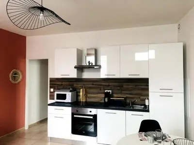 Cuisine ou kitchenette dans l'établissement Joli T2 en centre-ville de Rochefort