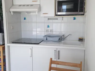 Cuisine ou kitchenette dans l'établissement Appartement près de la plage - 4 pers, piscine ouverte, parking, animaux acceptés - FR-1-706-12
