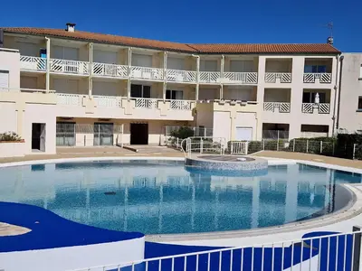 Piscine de l'établissement Appartement près de la plage - 4 pers, piscine ouverte, parking, animaux acceptés - FR-1-706-12 ou située à proximité