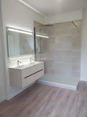 Salle de bains dans l'établissement Logis des Tourelles Appartement