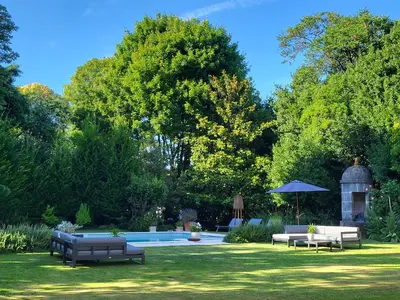 Jardin de l'établissement Logis des Tourelles Appartement